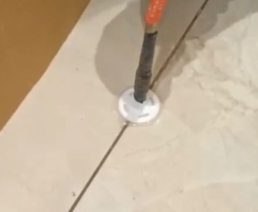 雄县瓷砖空鼓维修公司专业解答瓷砖在铺贴过程中，如果没有涂抹均匀到位的粘结材料（如水泥砂浆或瓷砖胶），可能会导致以下问题