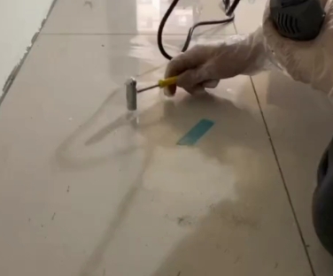 雄县瓷砖开裂维修公司专业分享瓷砖在铺贴前如果没有沥干水分，将会导致以下问题